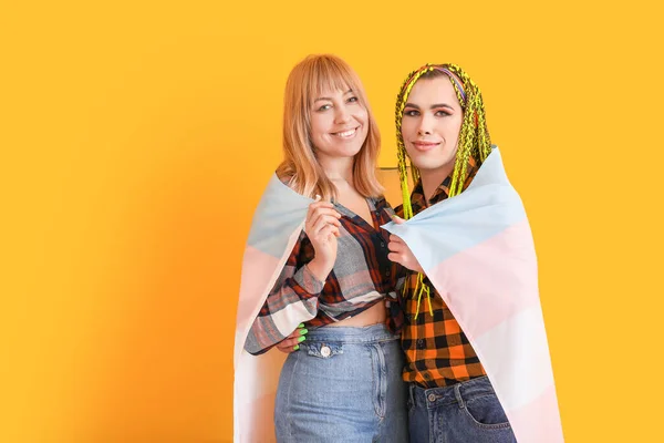 Retrato Jovem Casal Transexual Com Bandeira Sobre Fundo Cor — Fotografia de Stock