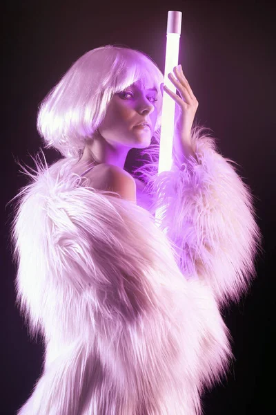 Toned Portret Van Mooie Vrouw Met Neon Lamp Donkere Achtergrond — Stockfoto