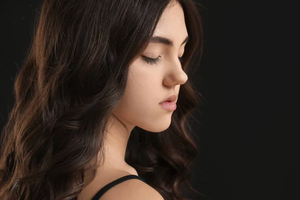 Junge Frau Mit Schönen Lockigen Haaren Auf Dunklem Hintergrund — Stockfoto