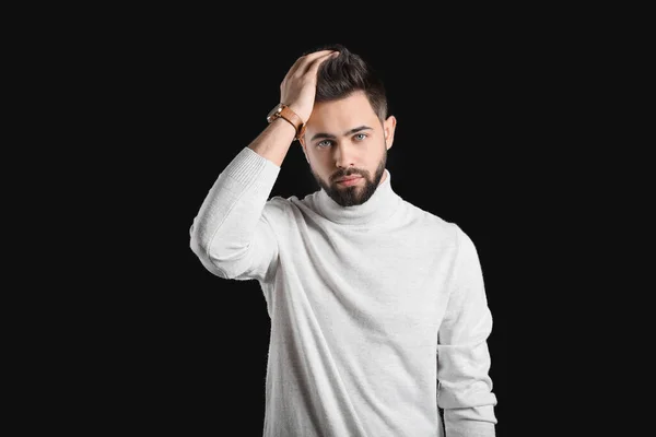 Homem Bonito Com Cabelo Saudável Fundo Escuro — Fotografia de Stock