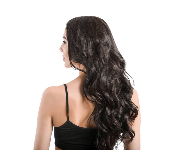 Молодая женщина с красивыми здоровыми волосами на белом фоне
