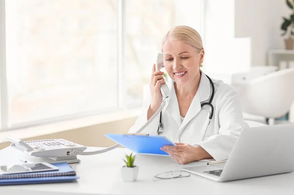 Mature Female Doctor Working Clinic — Stock Photo, Image