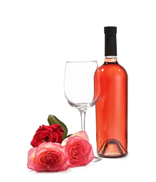 白底玫瑰花的酒杯和酒瓶 — 图库照片
