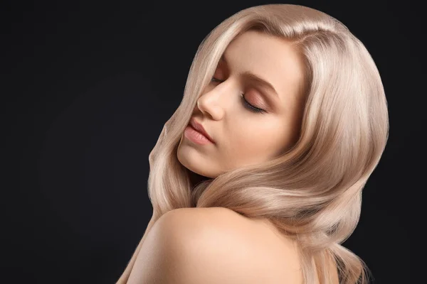 Молода Блондинка Красивим Волоссям Темному Фоні — стокове фото