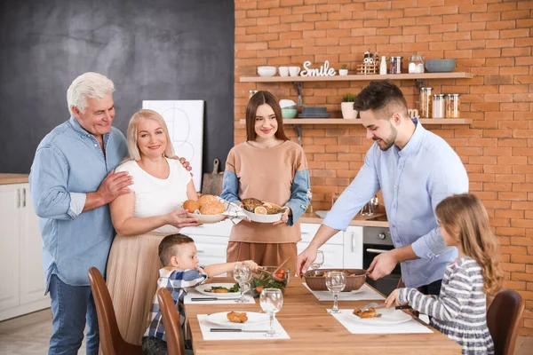 Grande Família Jantando Juntos Cozinha — Fotografia de Stock