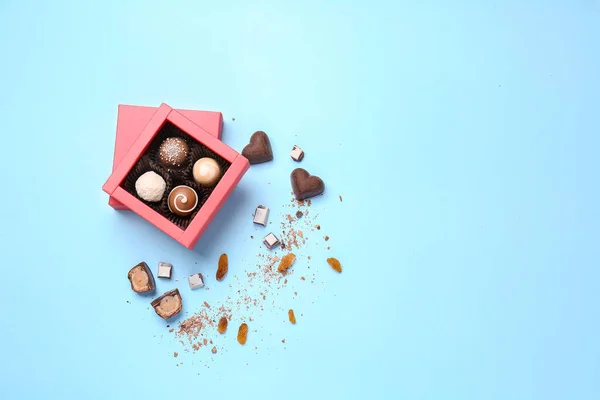 Caixa Com Deliciosos Doces Chocolate Fundo Cor — Fotografia de Stock