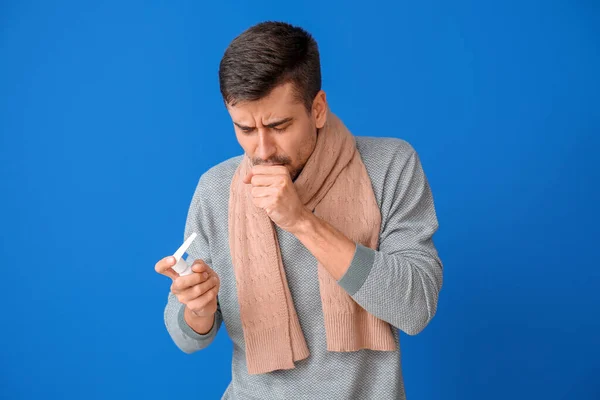 Coughing Young Man Inhaler Color Background — Stock Photo, Image