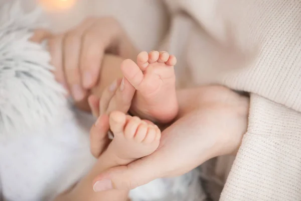 Mother Hands Holding Tiny Feet Little Baby Closeup — Stock Photo, Image