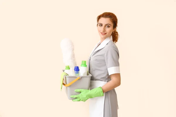 Beautiful Young Chambermaid Cleaning Supplies Color Background — Stock Photo, Image