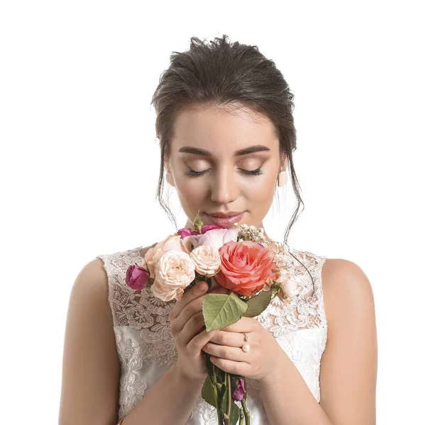 Junge Braut Mit Schöner Frisur Und Blumen Auf Weißem Hintergrund — Stockfoto