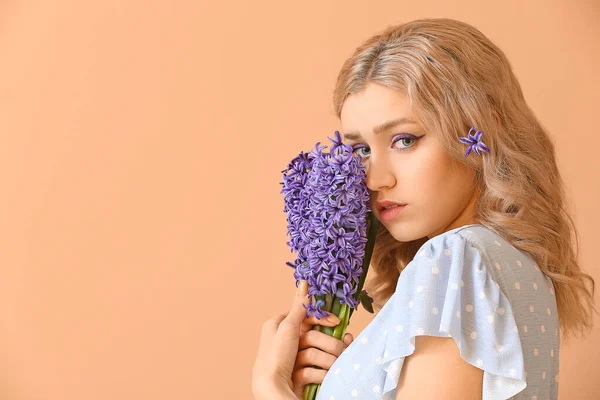 Vacker Ung Kvinna Med Hyacint Blommor Färg Bakgrund — Stockfoto