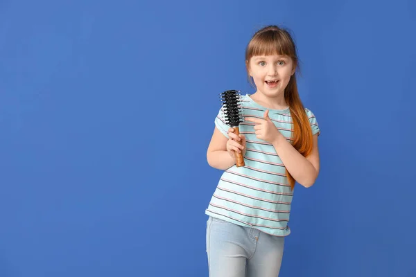 Niña Con Cepillo Pelo Sobre Fondo Color — Foto de Stock