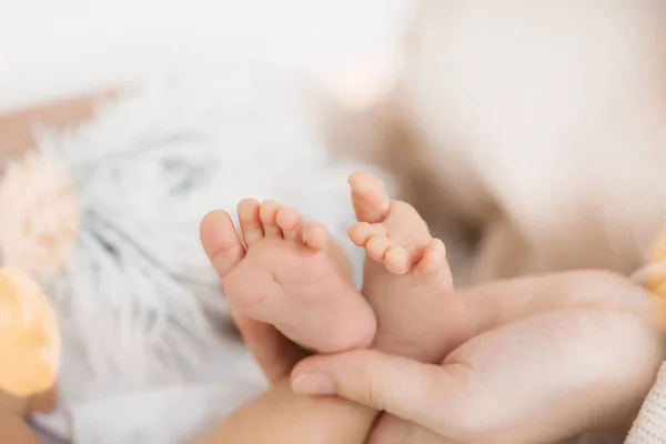 Mother Hands Holding Tiny Feet Little Baby Closeup — Stock Photo, Image