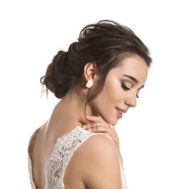 Beyaz arka planda güzel saçı olan genç gelin.