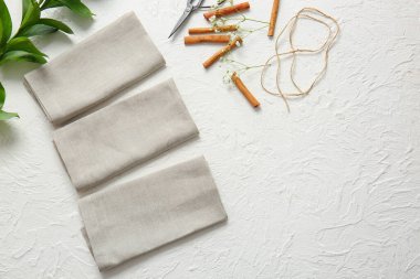 Çiçek desenli peçeteler arka planda masa ayarları için hazırlandı.