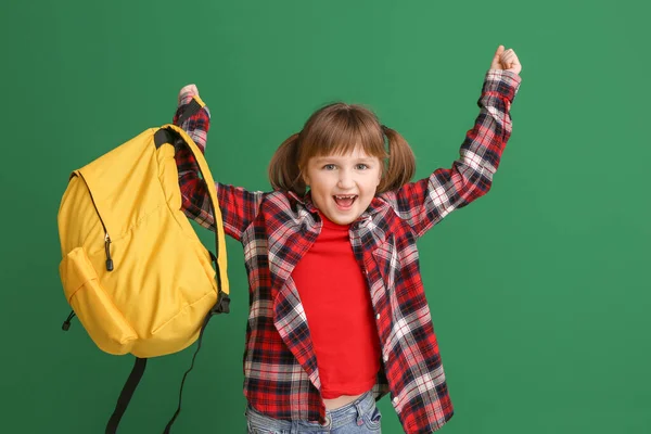Ευτυχισμένο Κοριτσάκι Σακίδιο Πλάτης Στο Φόντο Χρώμα — Φωτογραφία Αρχείου