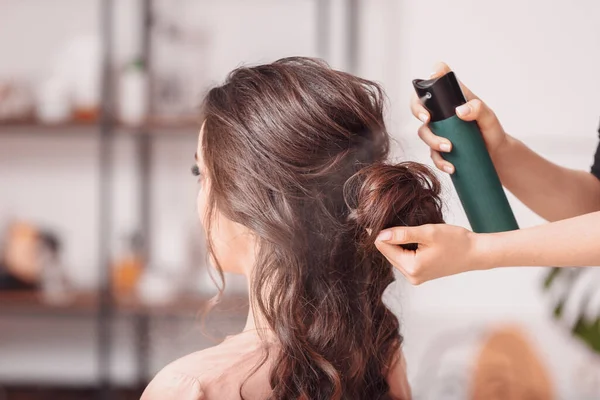 Friseur Arbeitet Mit Junger Frau Salon — Stockfoto