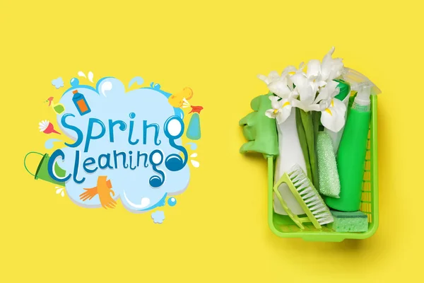 Conjunto Artículos Limpieza Flores Primavera Sobre Fondo Color — Foto de Stock