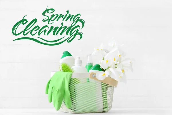 白を基調とした清掃用品や春の花のセット — ストック写真