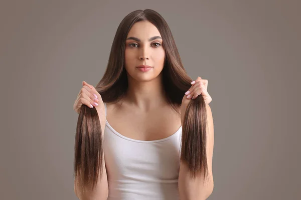 Young Woman Beautiful Straight Hair Grey Background — Stock Photo, Image