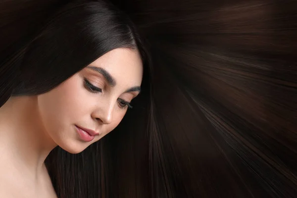 Junge Frau Mit Schönen Glatten Haaren — Stockfoto