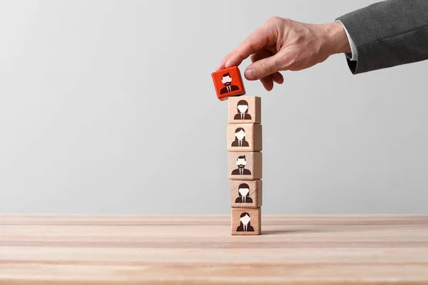 Hombre Quitando Cubo Con Trabajador Dibujado Mesa Concepto Despido — Foto de Stock