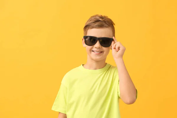 Mignon Petit Garçon Avec Des Lunettes Soleil Sur Fond Couleur — Photo