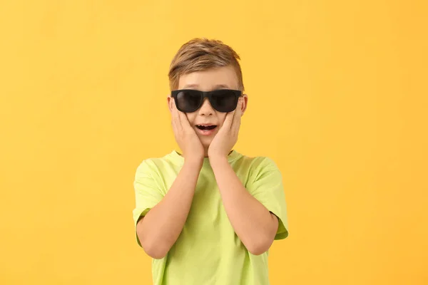 Verrast Jongetje Met Zonnebril Kleur Achtergrond — Stockfoto