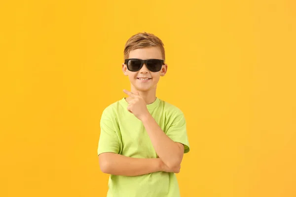 Lindo Niño Pequeño Con Gafas Sol Apuntando Algo Fondo Color — Foto de Stock