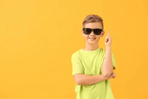 Schattig Jongetje Met Zonnebril Opgeheven Wijsvinger Kleur Achtergrond — Stockfoto