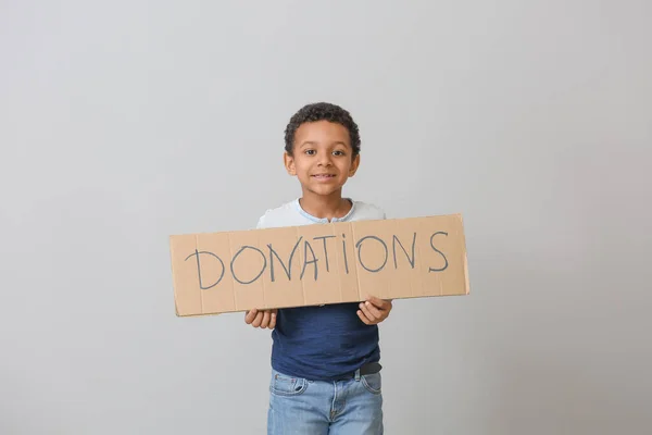 Kis Afro Amerikai Fiú Kezében Karton Szöveges Donations Szürke Háttér — Stock Fotó