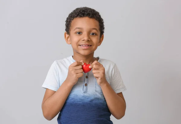 Kis Afro Amerikai Fiú Vörös Szívvel Szürke Háttérrel Adományozás Fogalma — Stock Fotó