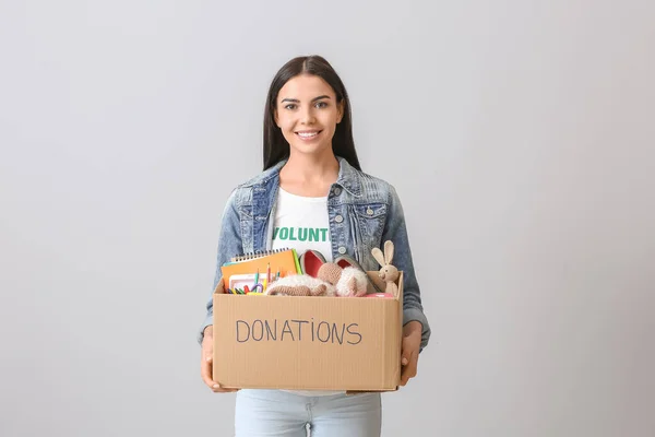 Voluntariado Con Donaciones Para Huérfanos Sobre Fondo Gris — Foto de Stock