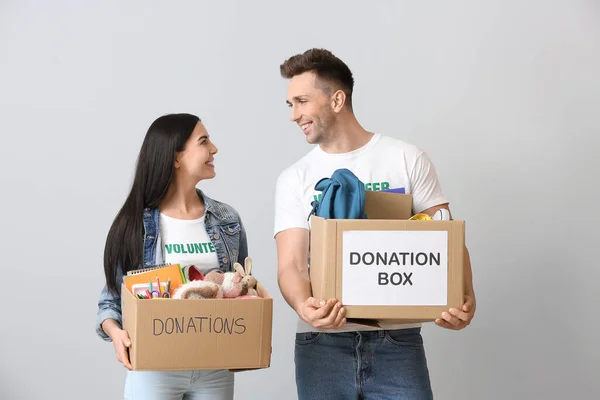 Voluntários Com Doações Para Órfãos Fundo Cinza — Fotografia de Stock