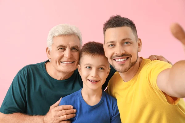 Hombre Con Padre Hijo Tomando Selfie Sobre Fondo Color — Foto de Stock