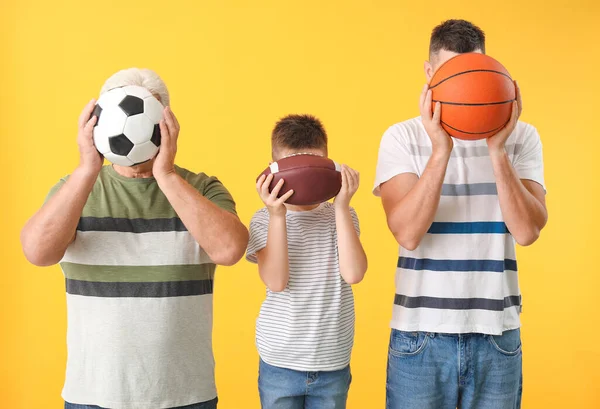 Homem Com Seu Pai Filho Segurando Bolas Diferentes Fundo Cor — Fotografia de Stock