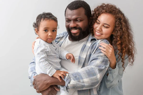 Padres Afroamericanos Felices Con Lindo Bebé Sobre Fondo Blanco —  Fotos de Stock