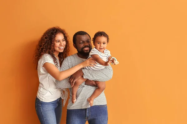 Happy Genitori Afro Americani Con Bambino Carino Sfondo Colore — Foto Stock