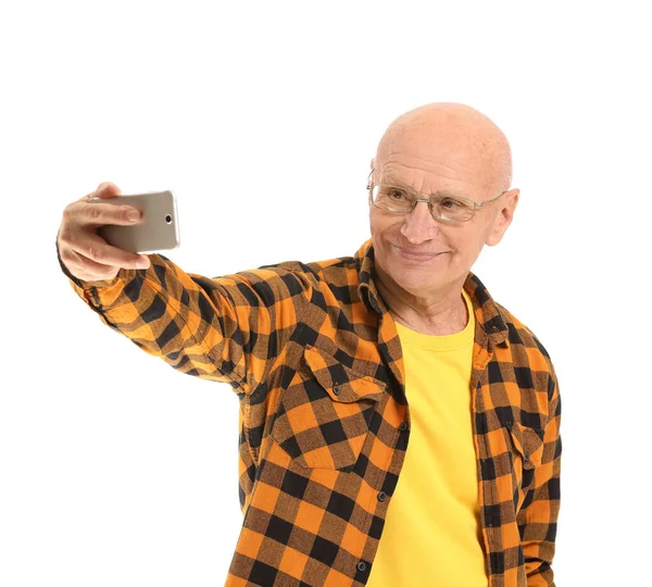 Retrato Homem Idoso Tomando Selfie Fundo Branco — Fotografia de Stock