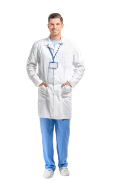 Beyaz arka planda genç bir erkek doktorun portresi
