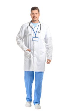 Beyaz arka planda genç bir erkek doktorun portresi