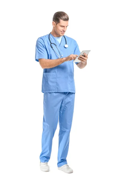 Retrato Jovem Médico Sexo Masculino Com Computador Tablet Sobre Fundo — Fotografia de Stock