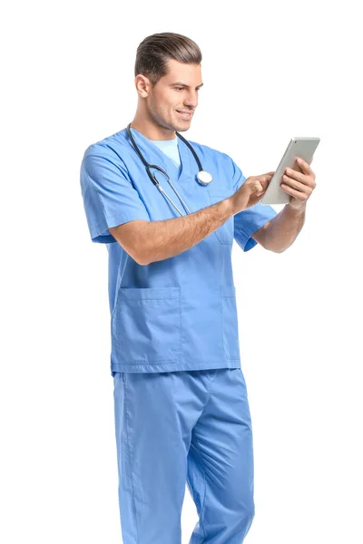 Retrato Jovem Médico Sexo Masculino Com Computador Tablet Sobre Fundo — Fotografia de Stock