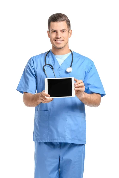 白地にタブレットコンピュータを持つ若い男性医師の肖像画 — ストック写真