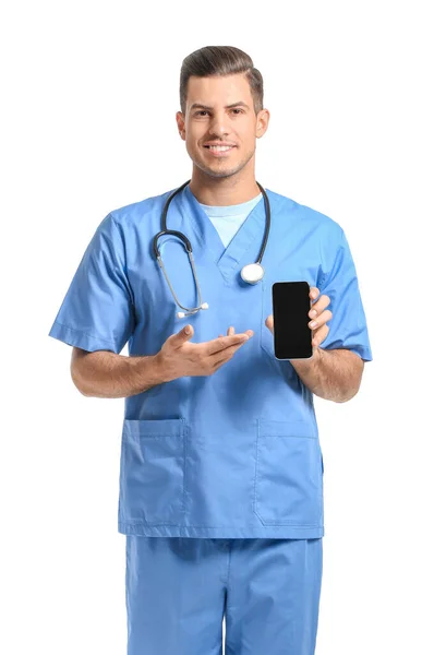 Retrato Jovem Médico Sexo Masculino Com Telefone Celular Fundo Branco — Fotografia de Stock