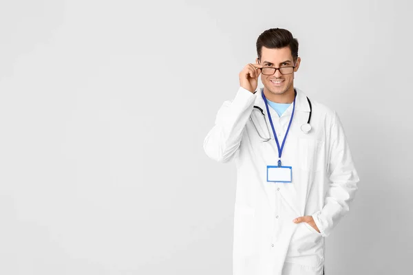 Retrato Jovem Médico Sexo Masculino Fundo Claro — Fotografia de Stock