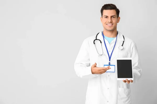 Retrato Jovem Médico Sexo Masculino Com Computador Tablet Fundo Claro — Fotografia de Stock