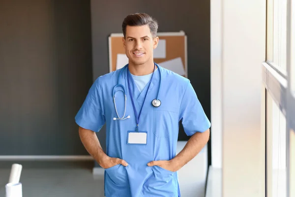 Retrato Jovem Médico Masculino Perto Janela — Fotografia de Stock