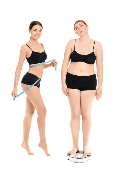 白の背景にスリムと太りすぎの女性 減量の概念 — ストック写真