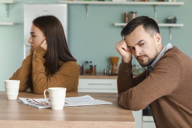 Mutfakta tartışan genç bir çift.